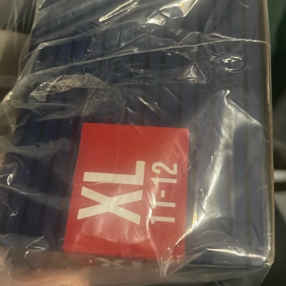 IZOD Men's Black Slippers! New in original packaging. - Picture 4 of 4